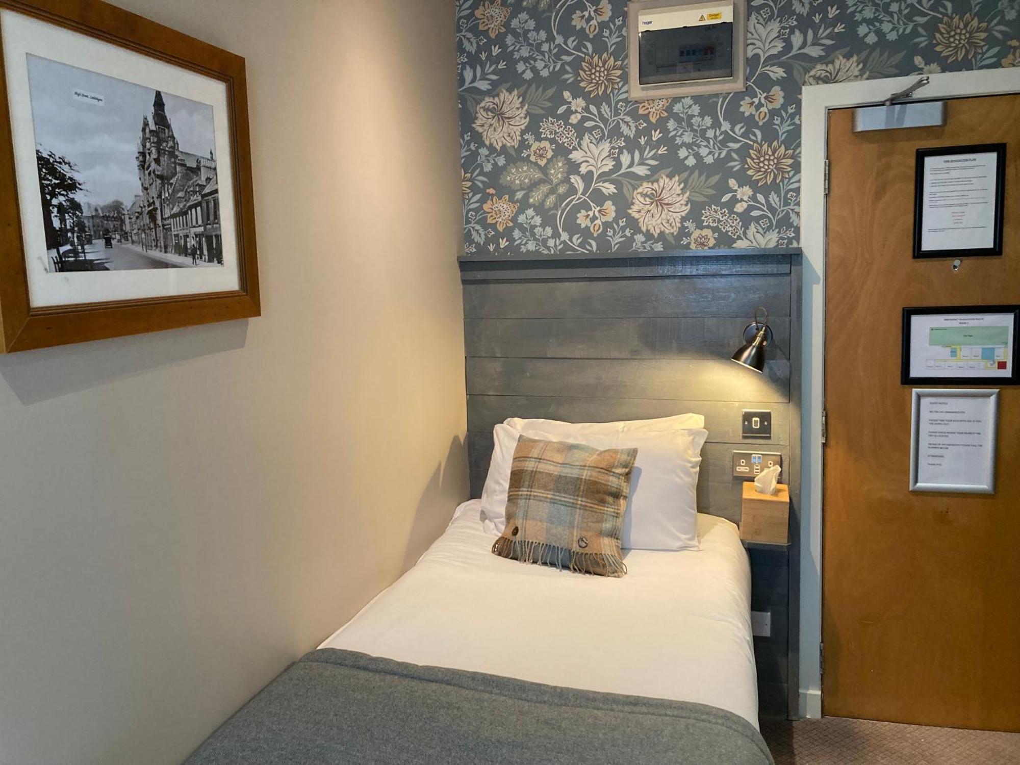 West Port Hotel لينليثغو المظهر الخارجي الصورة